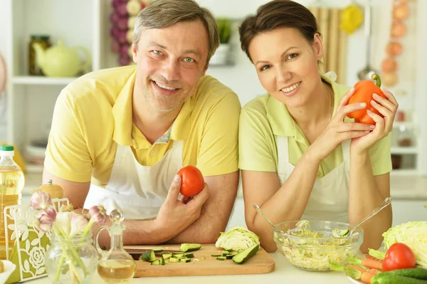 Marido y mujer cocinando juntos — Foto de Stock