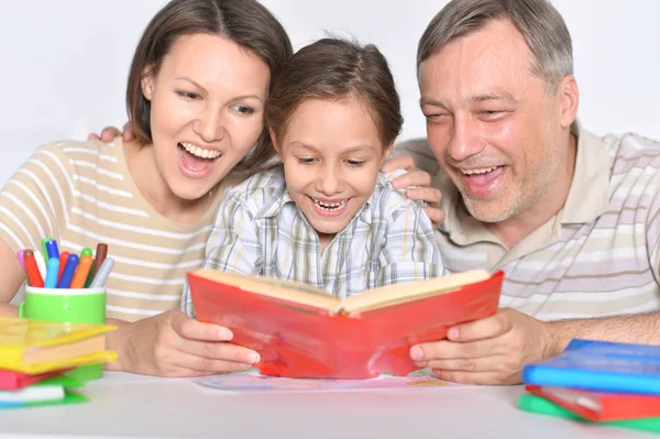 Genitori Con Figlioletta Che Fanno Compiti Insieme Casa — Foto Stock