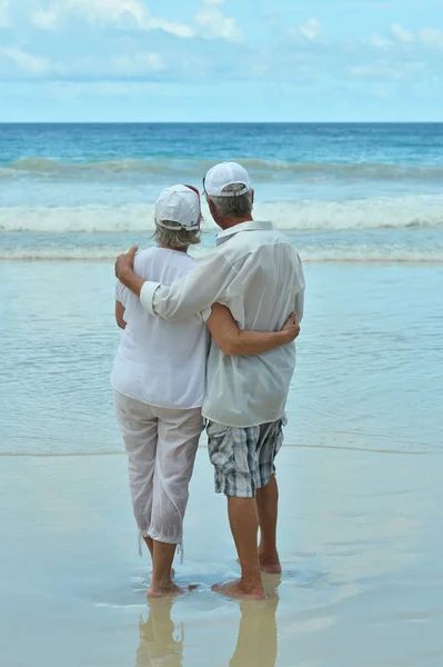 Heureux Couple Âgé Debout Sur Plage Tropicale — Photo