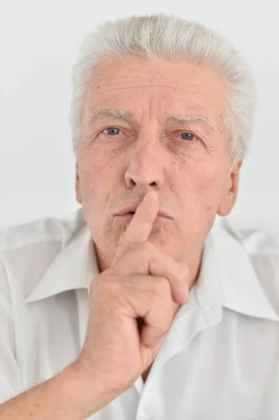 Starszy Człowiek Palcem Ustach Gestykulacji Ciszy — Zdjęcie stockowe