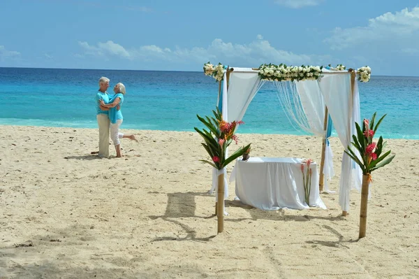 Gelukkig Bejaarde Echtpaar Dansen Tropisch Strand — Stockfoto