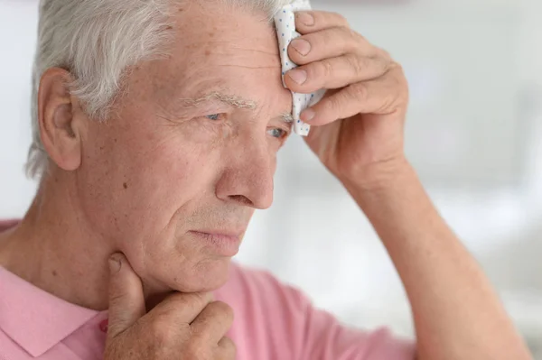Senior Mit Kopfschmerzen Hält Hand Auf Kopf — Stockfoto