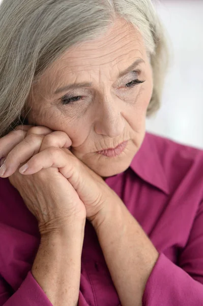 Närbild Porträtt Trött Senior Kvinna — Stockfoto