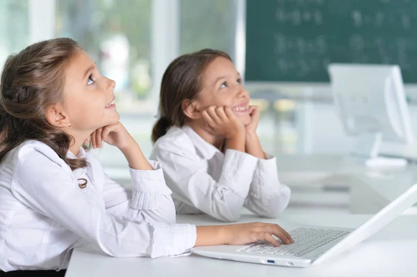 Zwei Hübsche Kleine Mädchen Beim Unterricht Mit Laptop — Stockfoto