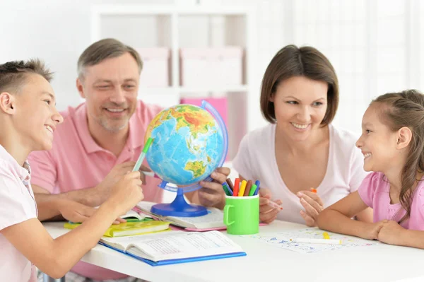 Grande Família Feliz Fazendo Lição Casa Juntos Casa — Fotografia de Stock