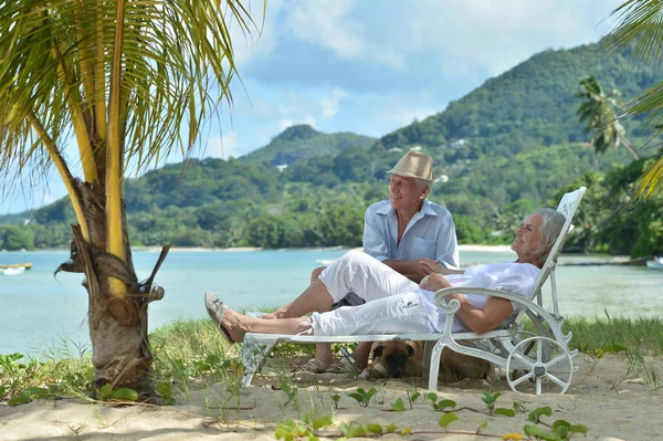 Feliz Pareja Ancianos Descansando Playa Tropical — Foto de Stock