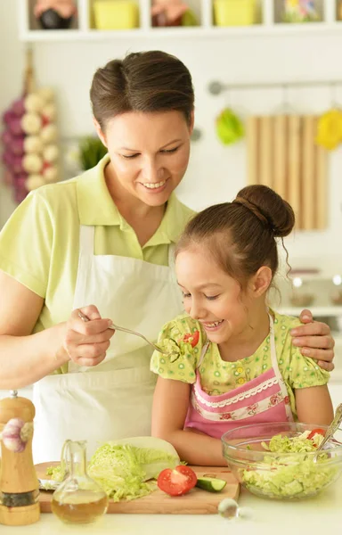 Mom teaches daughter to cook — Stock Photo, Image