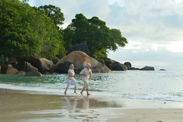 Happy Elderly Couple Running Tropical Beach — Stock Photo, Image