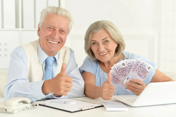 Retrato Empresarios Mayores Con Dinero Mostrando Pulgares Hacia Arriba Oficina — Foto de Stock