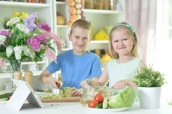 Söta Lilla Bror Och Syster Laga Mat Tillsammans Kök — Stockfoto