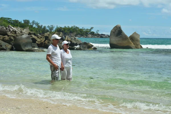 Heureux Couple Âgé Reposant Sur Plage Tropicale — Photo