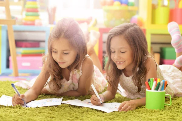 Zwei Süße Kleine Mädchen Die Zusammen Zeichnen — Stockfoto