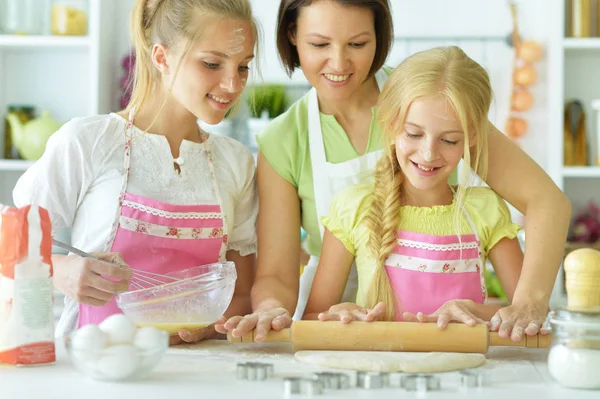 Mother with daughters making cookies — Stock Photo, Image