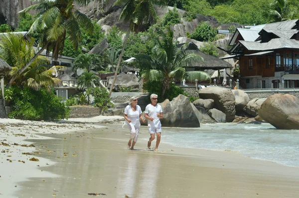 Feliz Pareja Ancianos Caminando Playa Tropical — Foto de Stock