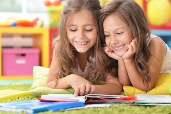 Dos Hermosas Niñas Clase Estudiando —  Fotos de Stock