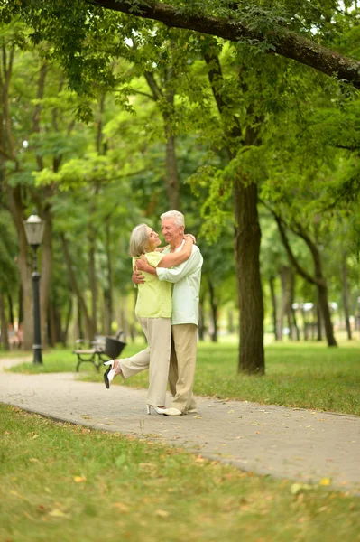 Gelukkige Senior Paar Knuffelen Park Buitenshuis — Stockfoto