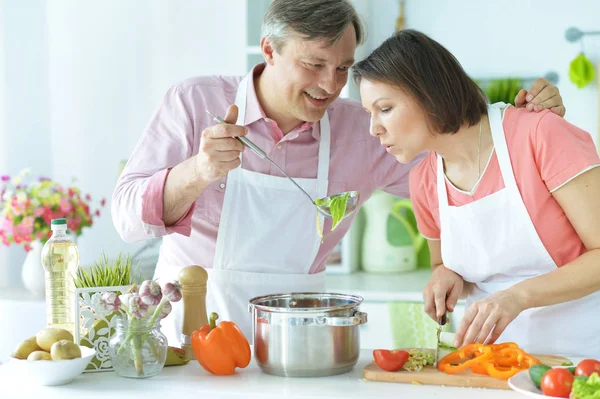 Marido y mujer cocinando juntos — Foto de Stock