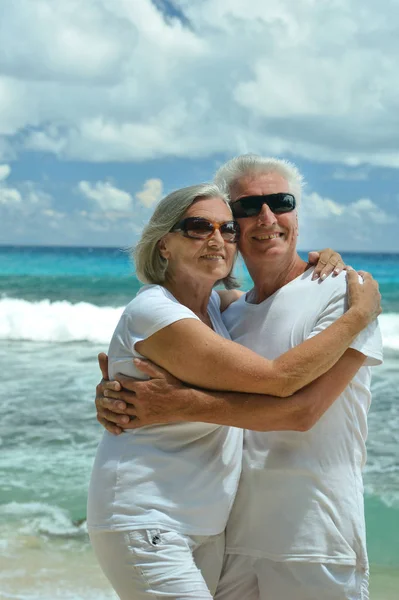 Felice Coppia Anziana Che Abbraccia Sulla Spiaggia Tropicale — Foto Stock