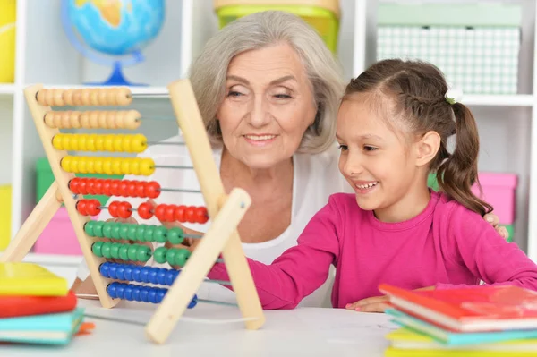 Oma en kleindochter leren gebruiken van abacus — Stockfoto