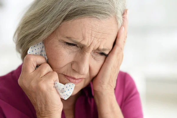 Schöne Traurige Seniorin Mit Kopfschmerzen — Stockfoto