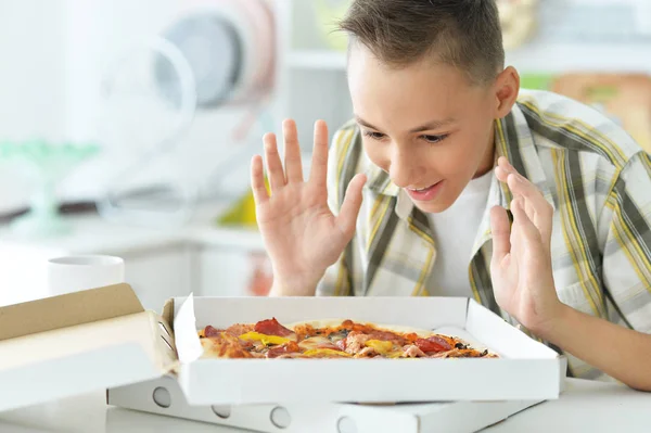 Niño con pizza — Foto de Stock