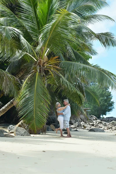 Feliz Casal Idosos Abraçando Praia Tropical — Fotografia de Stock