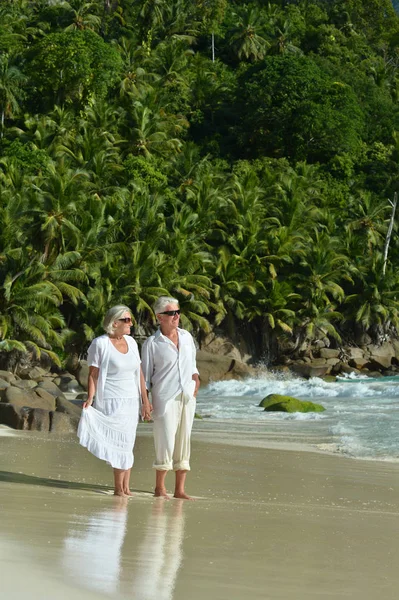 Feliz Pareja Ancianos Descansando Playa Tropical — Foto de Stock