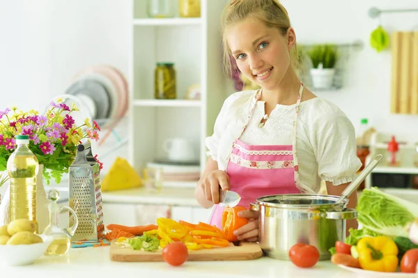 Dziewczynę przygotowującą świeże sałatki — Zdjęcie stockowe