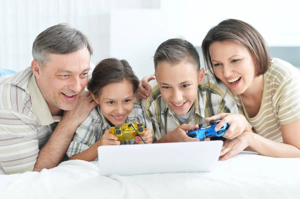 Familia jugando juegos de ordenador —  Fotos de Stock