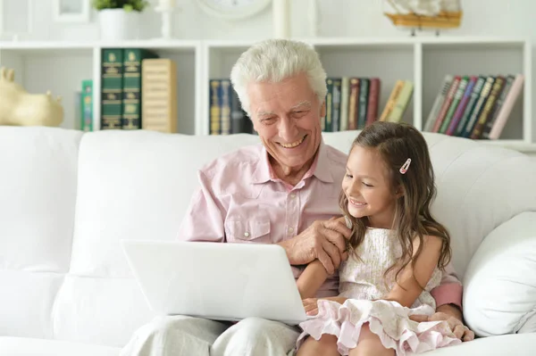 Portret Van Het Meisje Grootvader Met Een Laptop Thuis — Stockfoto