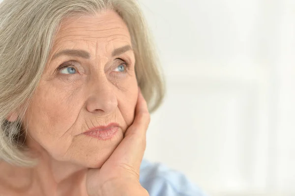 Nahaufnahme Porträt Einer Müden Seniorin — Stockfoto