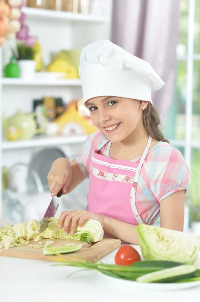 Menina Bonito Fazendo Jantar Mesa Cozinha Casa — Fotografia de Stock