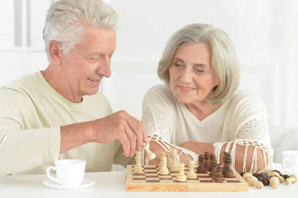 Glückliches Seniorenpaar Beim Gemeinsamen Schachspielen — Stockfoto