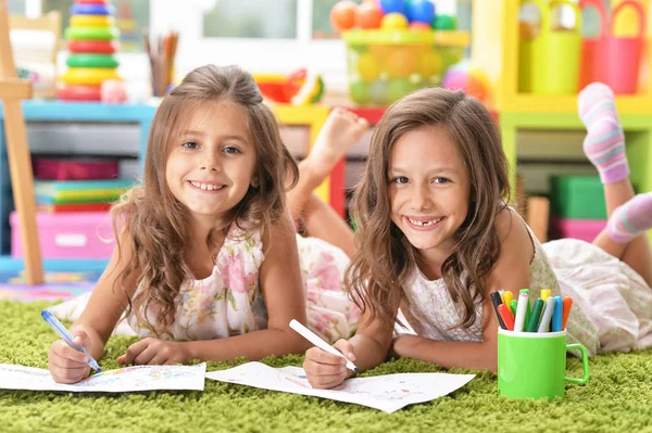 Две Милые Маленькие Девочки Рисующие Вместе — стоковое фото