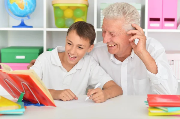 Oma met kleinzoon huiswerk — Stockfoto