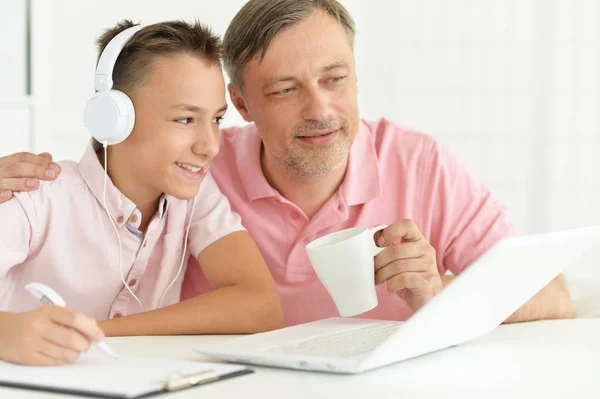 Zoon Vader Thuis Met Behulp Van Laptop — Stockfoto