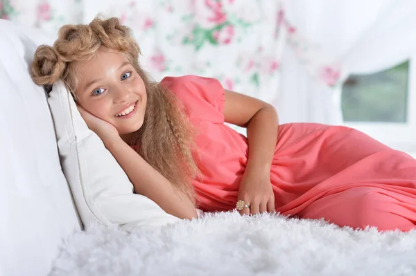 Schattig Meisje Mooie Roze Jurk Poseren Thuis — Stockfoto