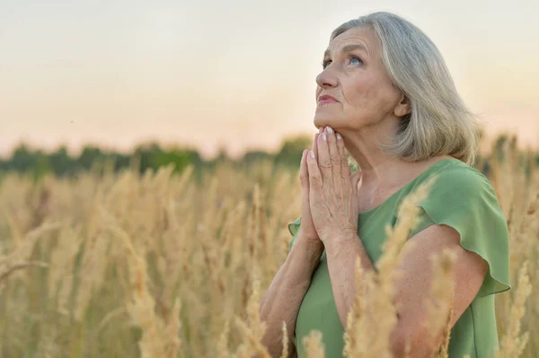 Nahaufnahme Porträt Einer Seniorin Die Auf Einem Weizenfeld Betet — Stockfoto