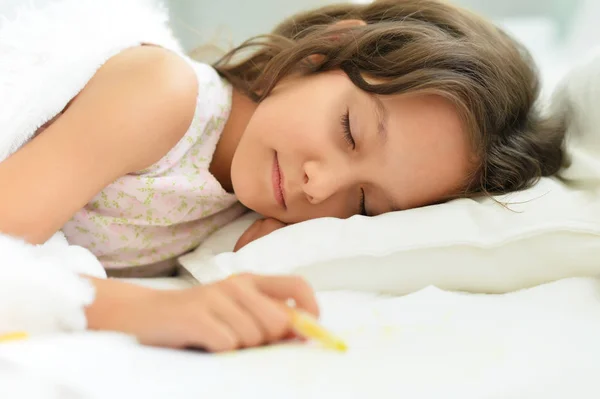 Menina Bonito Dormindo Cama — Fotografia de Stock