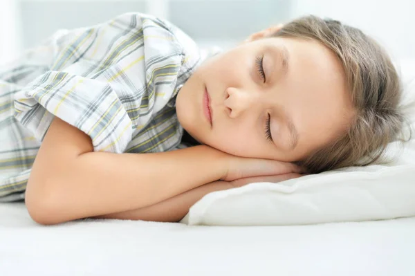 Aranyos Kislány Alszik Ágyban — Stock Fotó