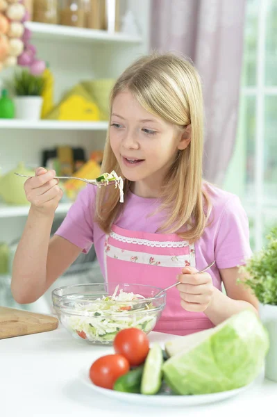 Linda Niña Preparando Ensalada Fresca Mesa Cocina Con Tableta Casa —  Fotos de Stock