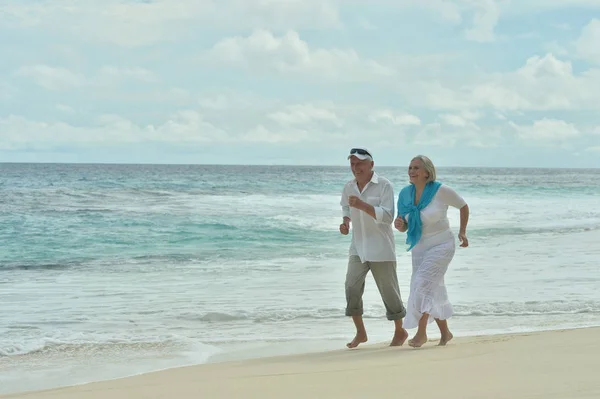 Feliz Casal Idosos Correndo Praia Tropical — Fotografia de Stock