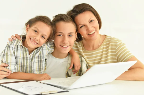 Close Retrato Mãe Sorridente Com Crianças Usando Laptop — Fotografia de Stock