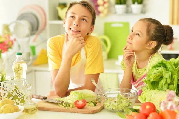 Bruder und Schwester kochen Salat — Stockfoto