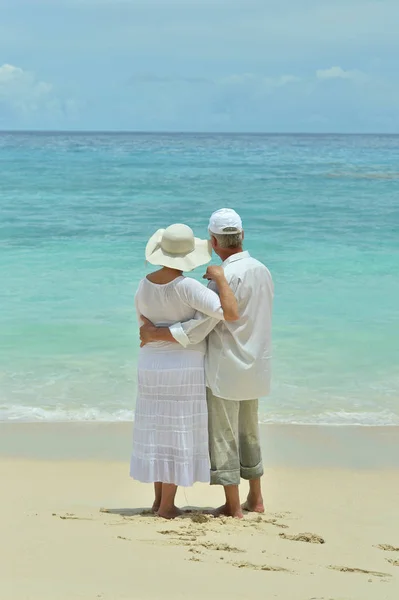 Szczęśliwa Para Podeszłym Wieku Spoczywa Tropikalnej Plaży — Zdjęcie stockowe