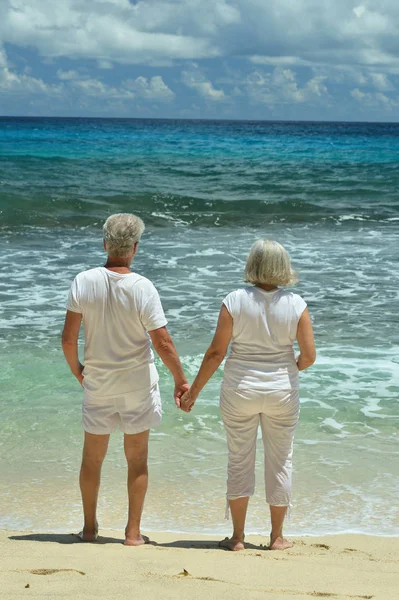 Felice Coppia Anziana Piedi Sulla Spiaggia Tropicale — Foto Stock