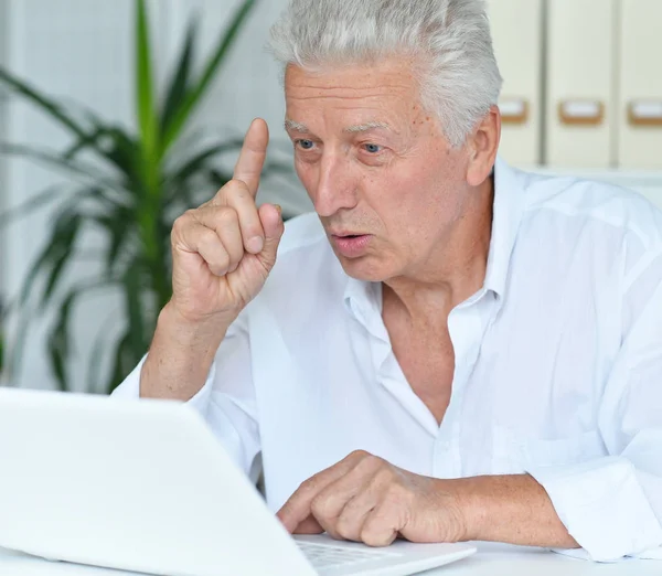 Senior Man Använder Laptop Hemma — Stockfoto