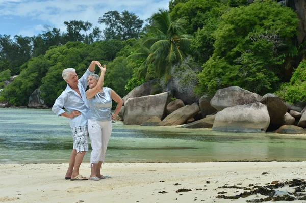 Heureux Couple Âgé Dansant Sur Plage Tropicale — Photo