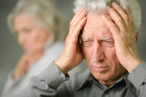 Senior Mit Kopfschmerzen Hält Hände Auf Dem Kopf — Stockfoto