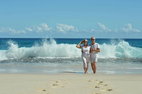 Feliz Casal Idoso Descansando Praia Tropical — Fotografia de Stock